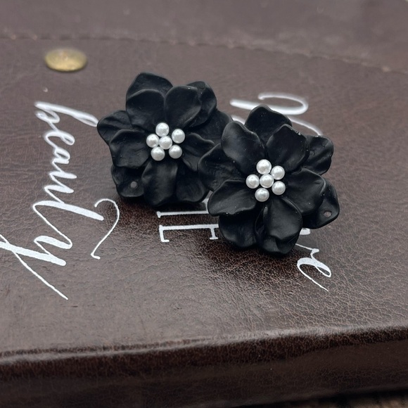 Cute Oversized Black Faux Pearl Flower Stud Earrings - Picture 1 of 8